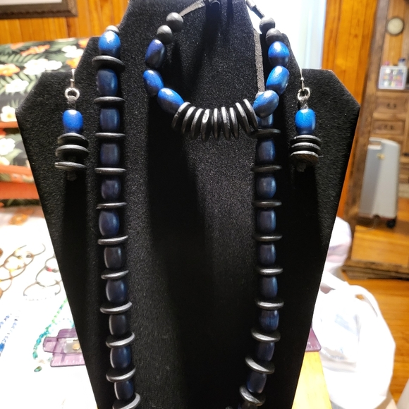 Handcrafted necklace set - Picture 2 of 2
